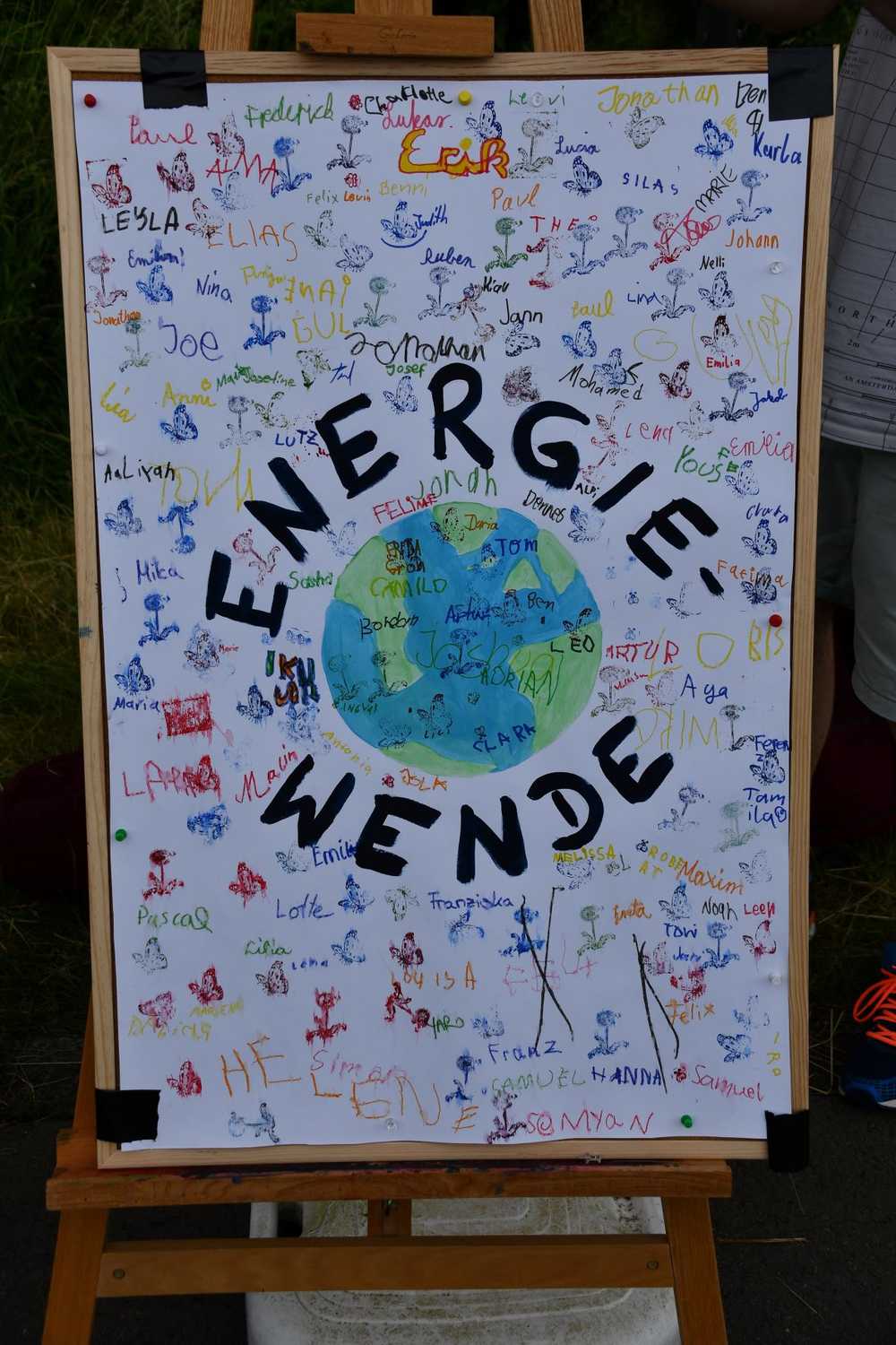 An der "Energiewende" beteiligten sich besonders viele junge Marburger*innen. Sie warfen die Ölfässer ab, packten sie in die Tonne und ließen so die erneuerbaren Energien aufsteigen.