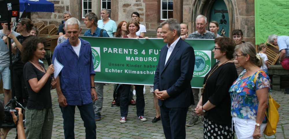 Parents for Future Marburg (von links: Birgit Suelmann, Thomas Arndt) übergeben nach einer Demonstration vor dem Rathaus Unterschriften zur Ausrufung des Klimanotstandes an Oberbürgermeister Dr. Spies, Stadträtin Dinnebier und Stadtverordnetenvorsteherin Wölk.