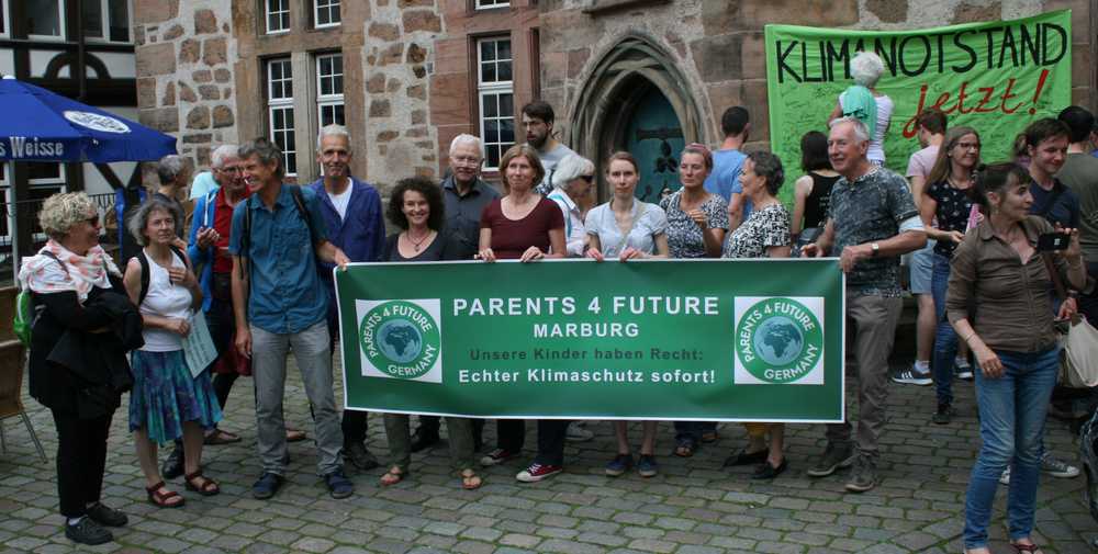 Parents for Future Marburg nach einer Kundgebung vor dem Rathaus zur Ausrufung des Klimanotstands in Marburg