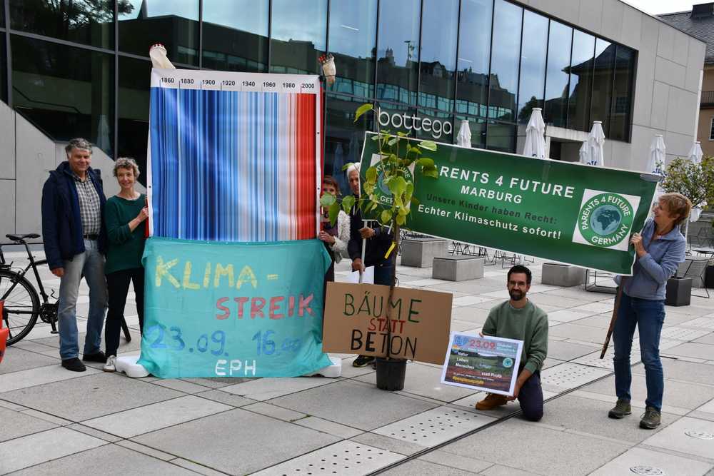 Symbolische Baumpflanzung der P4F Marburg vor dem Erwin-Piscator-Haus mit Ankündigung des globalen Klimastreiks