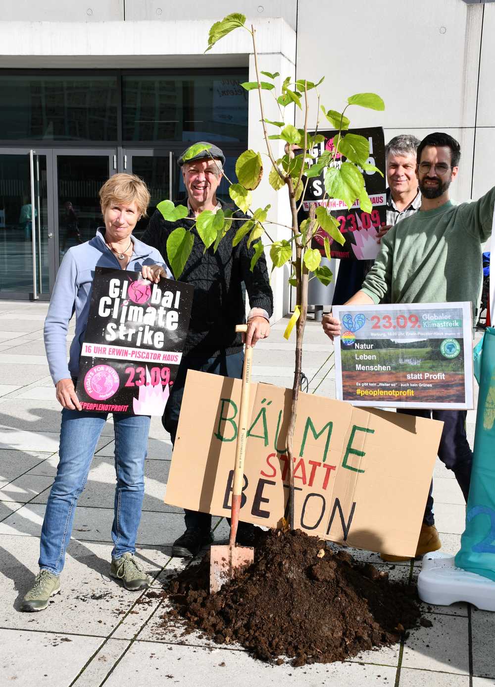 Symbolische Baumpflanzung der Parents for Future vor dem Erwin-Piscator-Haus 
– der Schwarze Maulbeer-Baum wurde im Februar 2023 der Stadt Marburg geschenkt und im Nothampton-Park gepflanzt.